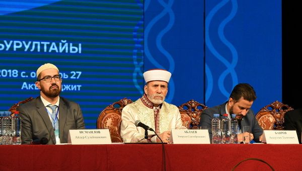Муфтий мусульман Крыма Эмирали Аблаев (в центре), его заместители Айдер Исмаилов (слева) и Эсадуллах Баиров (справа)