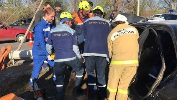 В селе Доброе Симферопольского района автомобиль Mercedes врезался в бетонный столб