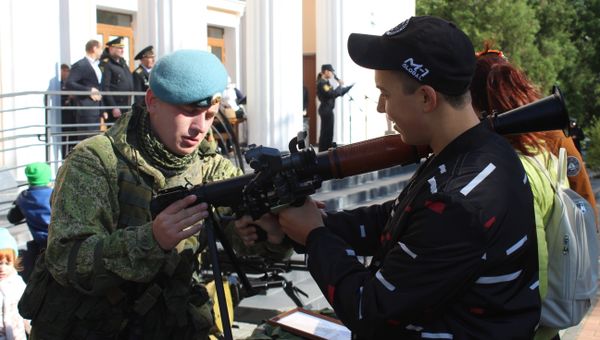 Информационно-агитационная акция Военная служба по контракту – твой выбор! в Феодосии Информационно-агитационная акция Военная служба по контракту – твой выбор! в Феодосии