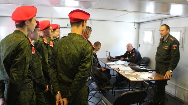Информационно-агитационная акция Военная служба по контракту – твой выбор! в Феодосии 