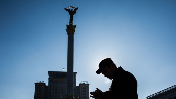 Прохожий на площади Независимости в Киеве. Архивное фото