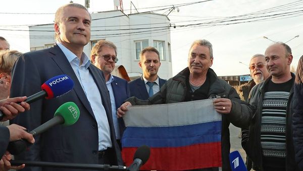 Глава Республики Крым Сергей Аксенов и освобожденные члены экипажа судна Норд