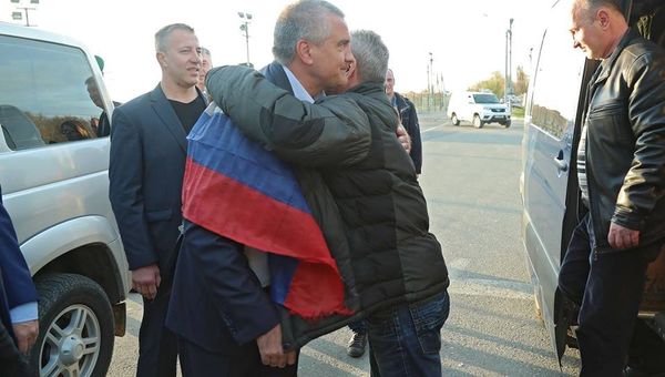 Глава Республики Крым Сергей Аксенов и освобожденные члены экипажа судна Норд Глава Республики Крым Сергей Аксенов и освобожденные члены экипажа судна Норд