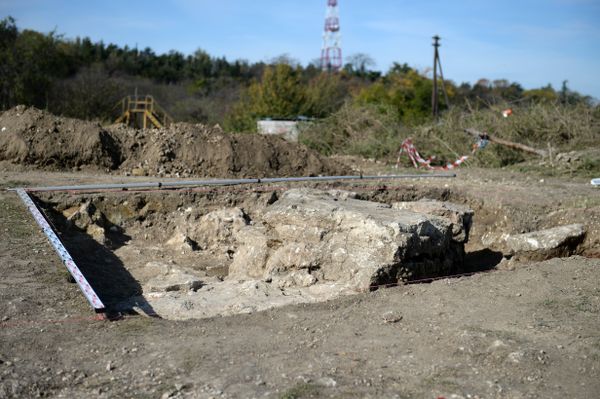 Раскопки на месте каменной беседки Грибок