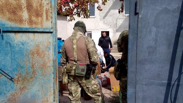 Крымские правоохранители накрыли в Судаке подпольный цех по производству фальсифицированного алкоголя