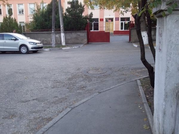 Дорога возле гимназии №9 в Симферополе