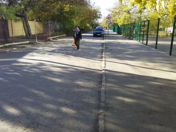 Забор на тротуаре возле школы №17 в Симферополе