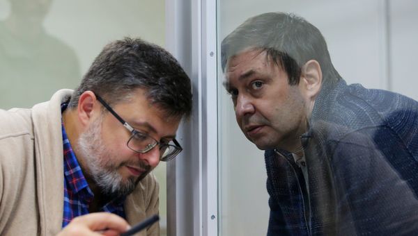 Адвокат Андрей Доманский (слева) и руководитель портала РИА Новости Украина Кирилл Вышинский на заседании в Херсонском апелляционном суде