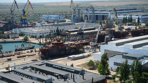 Вид на судостроительный завод Залив в Керчи из вертолета