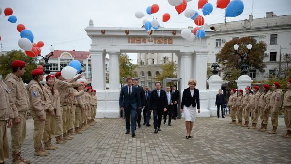 Открытие после масштабной реконструкции мемориального комплекса Малахов курган в Севастополе. На фото справа налево: вице-премьер России Ольга Голодец, министр культуры РФ Владимир Мединский и губернатор Севастополя Дмитрий Овсянников Открытие после масштабной реконструкции мемориального комплекса Малахов курган в Севастополе. На фото справа налево: вице-премьер России Ольга Голодец, министр культуры РФ Владимир Мединский и губернатор Севастополя Дмитрий Овсянников