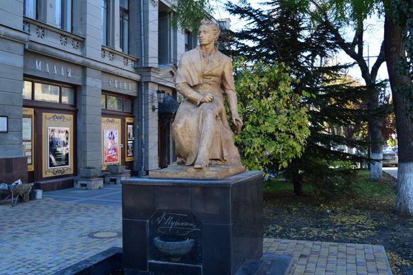 Памятник А.С. Пушкину в Симферополе во время реконструкции