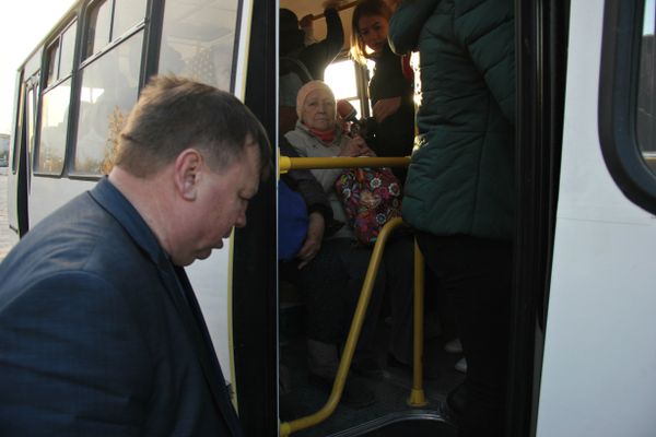  Глава администрации Симферополя Игорь Лукашев едет на работу в маршрутке