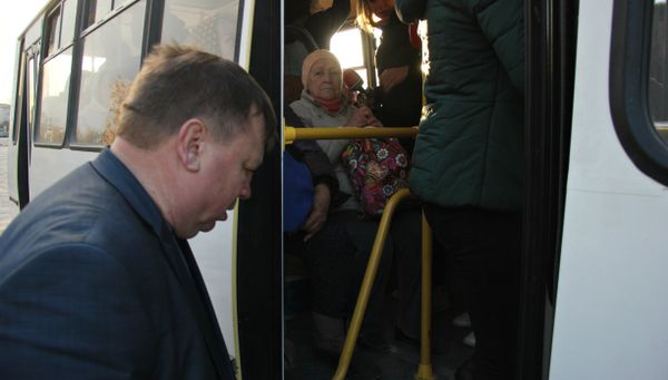 Глава администрации Симферополя Игорь Лукашев едет на работу в маршрутке Глава администрации Симферополя Игорь Лукашев едет на работу в маршрутке