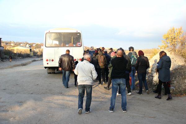 Люди садятся в маршрутку на остановке в микрорайоне Каменка в Симферополе