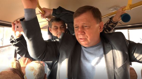 Из стороны в сторону: как Лукашев в симферопольской маршрутке ехал