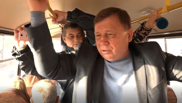 Из стороны в сторону: как Лукашев в симферопольской маршрутке ехал