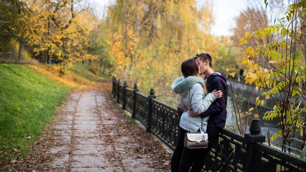 Молодые люди в одном из парков Симферополя