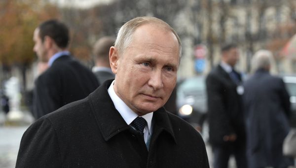 Президент РФ Владимир Путин после церемонии возложения цветов к памятнику воинам Русского экспедиционного корпуса, сражавшимся во Франции во время Первой мировой войны, в Париже. 11 ноября 2018