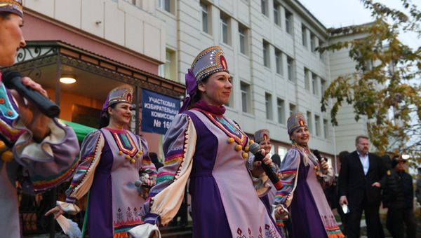 Народные гуляния у избирательного участка в Донецке, где проходят выборы главы и депутатов Народного совета ДНР. 11 ноября 2018