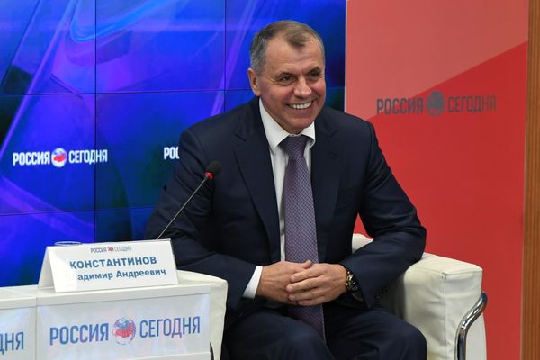 Председатель Государственного Совета Крыма Владимир Константинов во время встречи с учениками Симферопольской академической гимназии Председатель Государственного Совета Крыма Владимир Константинов во время встречи с учениками Симферопольской академической гимназии