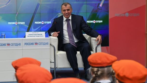 Председатель Государственного Совета Крыма Владимир Константинов во время встречи с учениками Симферопольской академической гимназии Председатель Государственного Совета Крыма Владимир Константинов во время встречи с учениками Симферопольской академической гимназии