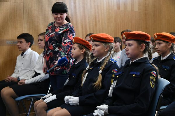 Ученица Симферопольской академической гимназии задает вопрос председателю Государственного Совета Крыма Владимиру Константинову Ученица Симферопольской академической гимназии задает вопрос председателю Государственного Совета Крыма Владимиру Константинову