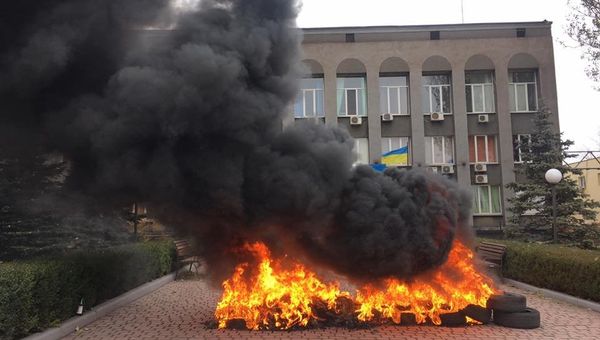 Жители Кривого Рога жгут покрышки у здания Криворожгаза. 12 ноября 2018