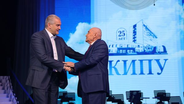 Глава Крыма Сергей Аксенов и президент КИПУ Февзи Якубов на праздновании 25-летия университета. Архивное фото