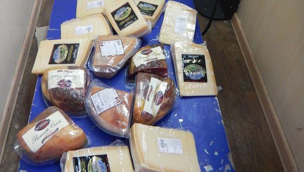 Санкционные товары, обнаруженные в ручной клади украинцев, следующих в Крым Санкционные товары, обнаруженные в ручной клади украинцев, следующих в Крым
