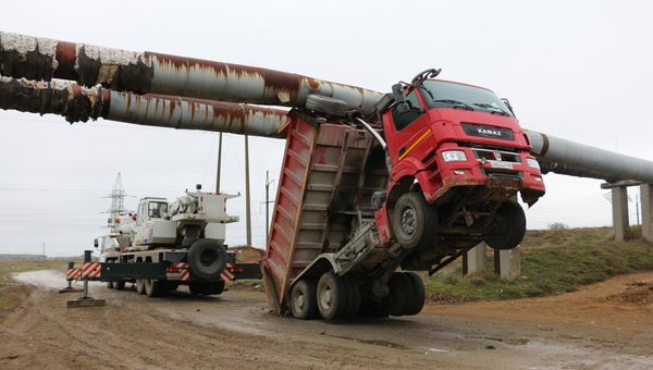 В Керчи самосвал повредил теплотрассу