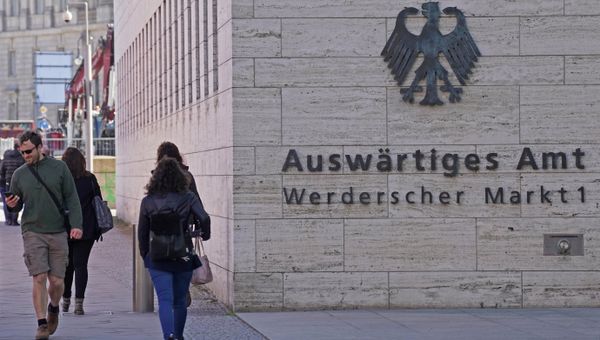 Прохожие у здания Министерства иностранных дел Германии в Берлине