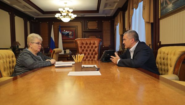 Первый заместитель главы администрации Симферополя Наталья Маленко и глава РК Сергей Аксенов