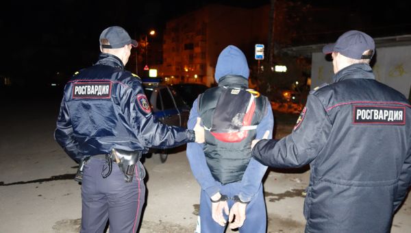 Сотрудники Росгвардии задержали в Севастополе мужчину, напавшего с ножом на собутыльника