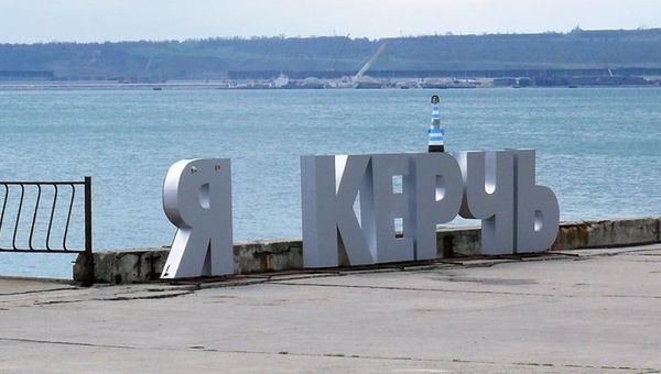 Вандалы повредили инсталляцию Я люблю Керчь на набережной города