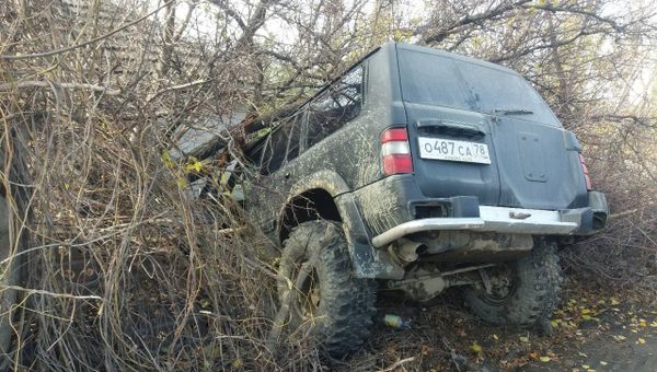 В Крыму внедорожник улетел с трассы в частный дом В Крыму внедорожник улетел с трассы в частный дом