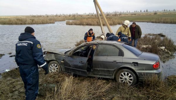 Автомобиль рухнул с моста в реку на трассе Евпатория-Раздольное Автомобиль рухнул с моста в реку на трассе Евпатория-Раздольное