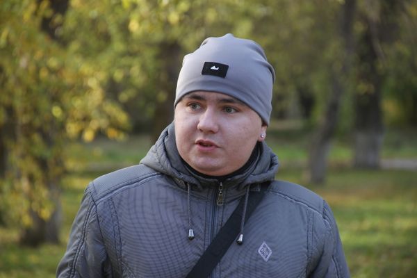 Керчанин Алексей у народного мемориала возле Керченского политехнического колледжа