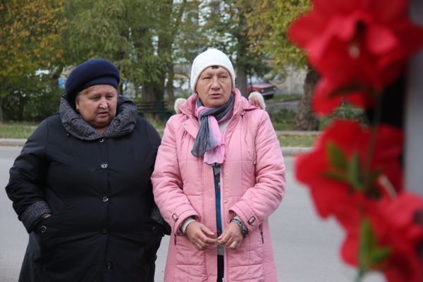 Мария с родственницей у народного мемориала возле Керченского политехнического колледжа 