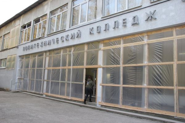 Пострадавшее в результате нападения здание Керченского политехнического колледжа