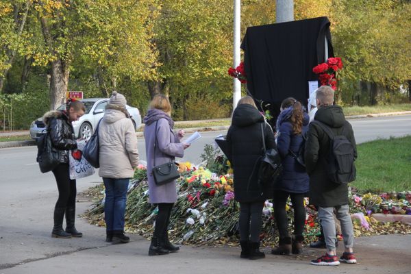 Люди возле народного мемориала у Керченского политехнического колледжа