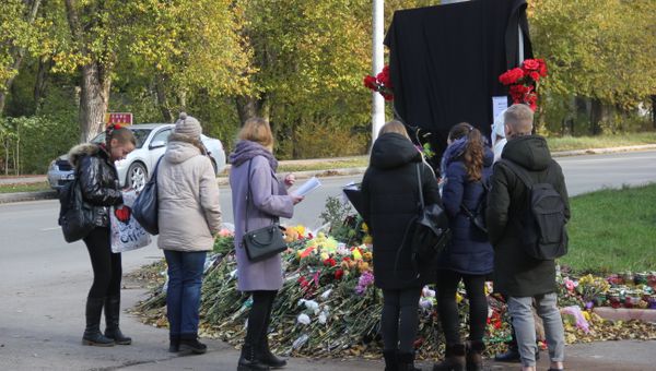 Люди возле народного мемориала у Керченского политехнического колледжа