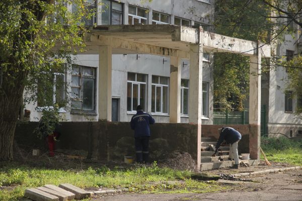 Сотрудники завода Залив помогают привести в порядок вход в Керченский политехнический колледж