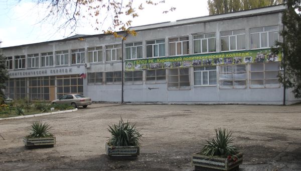 Пострадавшее в результате нападения здание Керченского политехнического колледжа