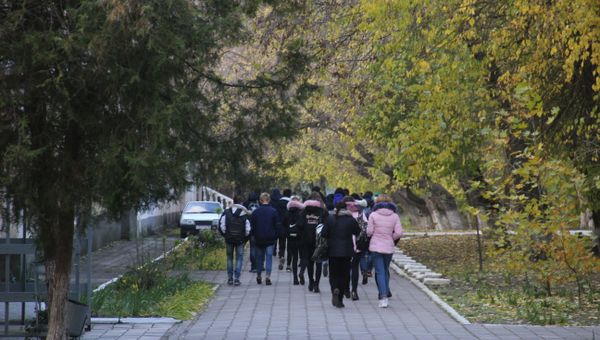 Студенты у Керченского политехнического колледжа