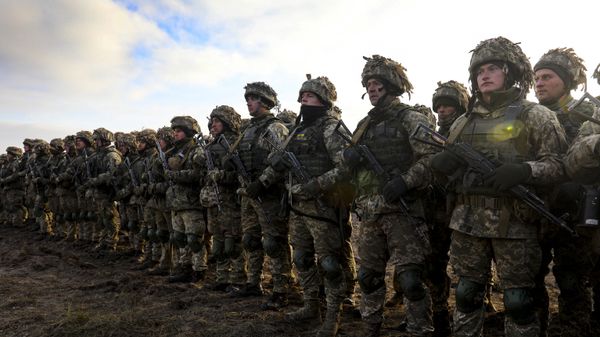 Президент Украины П. Порошенко посетил тактические учения десантно-штурмовых войск в Житомирской области
