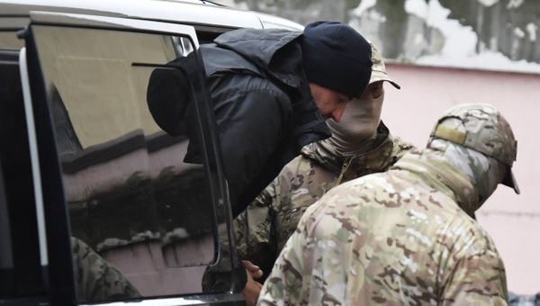 Один из задержанных моряков с кораблей ВМС Украины Бердянск, Никополь и Яны Капу (слева) доставлен в Киевский районный суд Симферополя. 27 ноября 2018