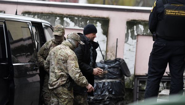 Один из задержанных моряков с кораблей ВМС Украины Бердянск, Никополь и Яны Капу (в центре) доставлен в Киевский районный суд Симферополя Один из задержанных моряков с кораблей ВМС Украины Бердянск, Никополь и Яны Капу (в центре) доставлен в Киевский районный суд Симферополя