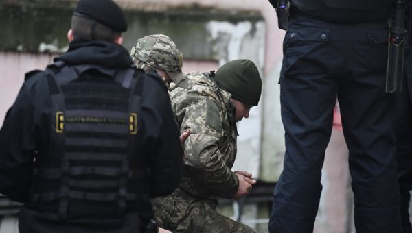Один из задержанных моряков с кораблей ВМС Украины Бердянск, Никополь и Яны Капу (слева) доставлен в Киевский районный суд Симферополя. 27 ноября 2018