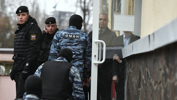 Сотрудники правоохранительных органов у здания Киевского районного суда Симферополя, где рассматривается вопрос о мере пресечения для украинских моряков с трех кораблей ВМС Украины. 27 ноября 2018 Сотрудники правоохранительных органов у здания Киевского районного суда Симферополя, где рассматривается вопрос о мере пресечения для украинских моряков с трех кораблей ВМС Украины. 27 ноября 2018