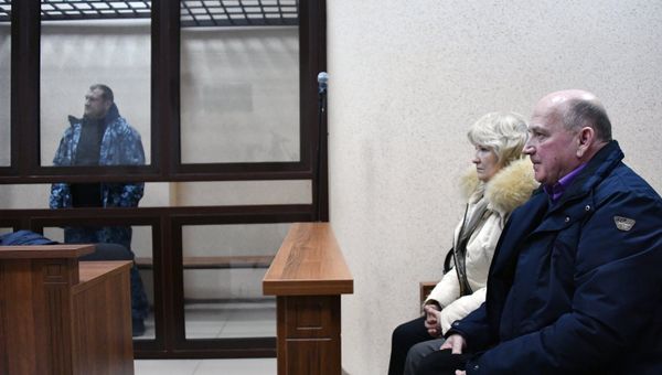 Родственники задержанного капитана второго ранга с корабля ВМС Украины Бердянск Дениса Гриценко в Киевском районном суде Симферополя. 28 ноября 2018